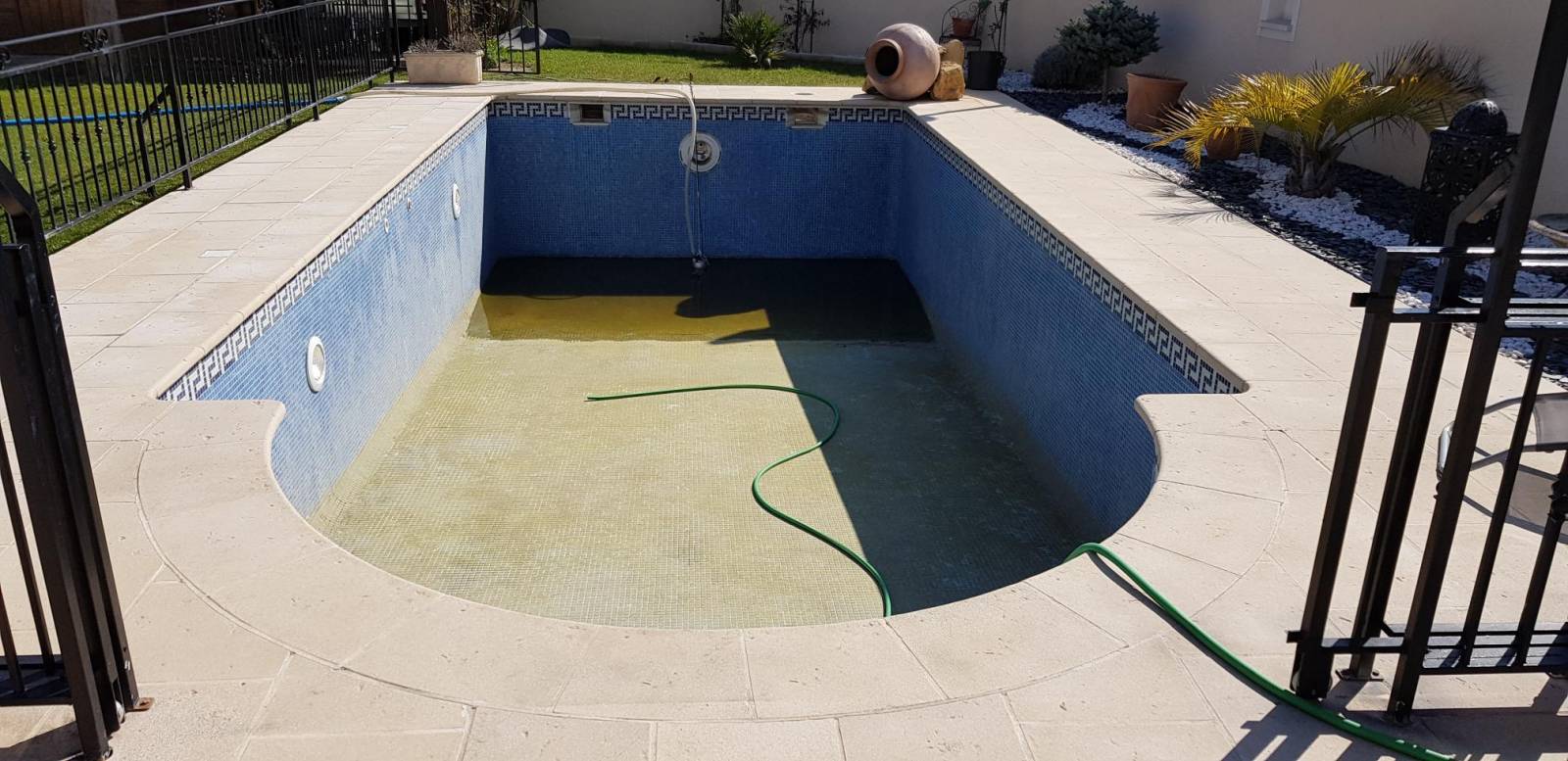 piscine carrelée fuyarde à PELISSANE