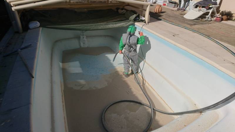 PSR - sablage d'une piscine osmosée à PUYRICARD
